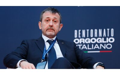 Giustizia, il sottosegretario Delmastro boccia la riforma Nordio: “Mi piace solo il sorteggio. Così i pm divoreranno i giudici”. Le opposizioni: “Se ne vada”