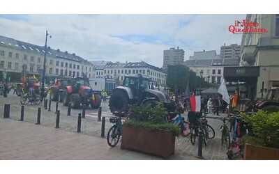 Gli agricoltori protestano a Bruxelles alla vigilia delle europee: i trattori suonano il clacson...