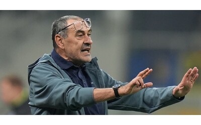 Gli arbitri non sono all altezza prendiamoli dall estero Si sarebbe incaz to anche Padre Pio Sarri dopo la sconfitta con l Inter