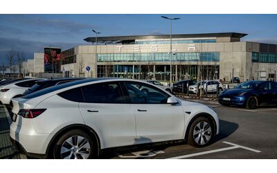 Gli atti vandalici contro le Tesla pesano sui prezzi delle assicurazioni: +28% sulle polizze per le auto di Musk
