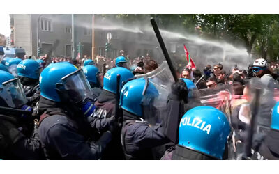 Gli autonomi si staccano dal corteo del Primo Maggio a Torino, scontri con la polizia davanti all’ex centro sociale Askatasuna