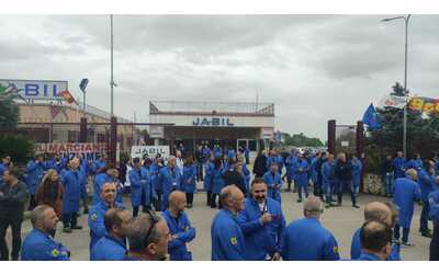 Gli operai di Jabil bloccano lo stabilimento: “No all’incontro al Mimit con Tme, non è un acquirente credibile”