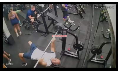 Gli scivola addosso il bilanciere in palestra bodybuilder muore a 55 anni dopo aver usato la presa suicida Il video choc ripreso dalle telecamere