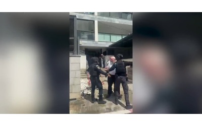 Gli spari e la fuga delle persone nei video l assalto al Consolato israeliano di Istanbul