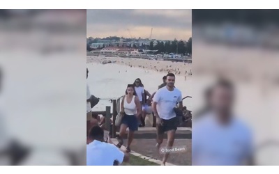 Gli spari la fuga delle persone dalla spiaggia e i corpi stesi a terra i video della strage a Bondi Beach