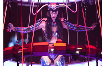 “Grazie per la pazienza”: Katy Perry e i suoi fan bloccati a Bologna per 45 minuti per un guasto tecnico poi il concerto è partito (ma non è la prima volta)