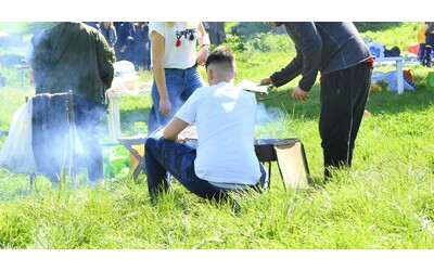 Grigliata di Pasquetta, attenzione a multe e divieti: dai balconi ai parchi e le spiagge, ecco tutto quello che c’è da sapere prima di accendere il barbecue