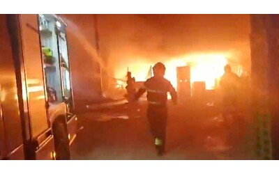 Grosso incendio all’Inalca di Reggio Emilia, le prime immagini delle operazioni dei vigili del fuoco