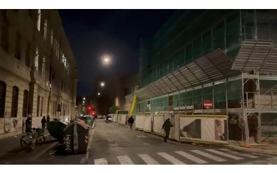 Gruppo di giovani tenta di forzare la porta del liceo Righi occupato a Roma: “Fascisti contrari alle lotte degli studenti”