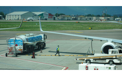 Guerra in Iran e trasporto aereo cosa deve aspettarsi chi ha un volo a breve Prenotare le vacanze un rischio Domande e risposte