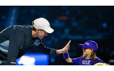 “Hai paura? Puoi vincere?”: il video della piccola Francesca che incontra Jannik Sinner alle Atp Finals commuove il mondo del tennis