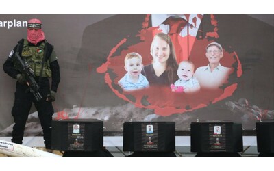 Hamas espone gli ostaggi morti in 4 bare nere su un palco a Gaza: “Uccisi dal criminale Netanyahu”. Poi li consegna alla Croce Rossa