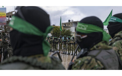 Hamas respinge la proposta di tregua: “Da Israele nessun impegno a fermare guerra”. Netanyahu visita nord di Gaza