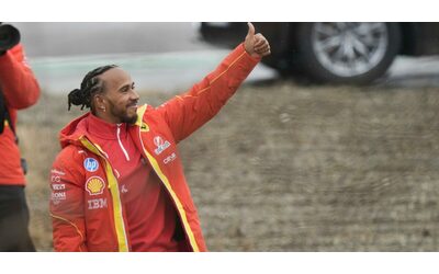 Hamilton in pole nella gara sprint del Gp di Cina: “Felice e orgoglioso, non me lo aspettavo”