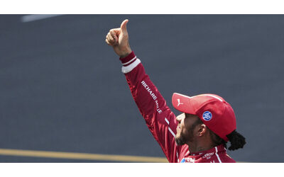 Hamilton vince la sprint race in Cina: primo trionfo in Ferrari. Ma è solo 5° nelle qualifiche. La pole del Gp a Piastri