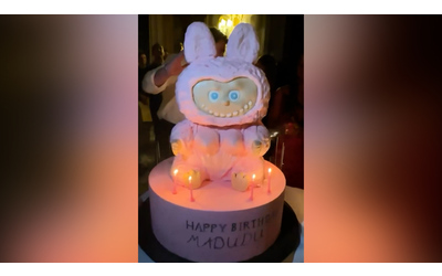 “Happy birthday Madudu”: la torta di compleanno di Madonna è un Labubu gigante (e sceglie Siena per i festeggiamenti)
