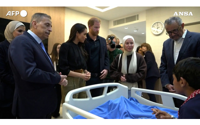 Harry e Meghan incontrano i bambini malati di Gaza e i profughi siriani cos cercano di ripulire l immagine dei Reali dopo lo scandalo dell ex principe Andrea