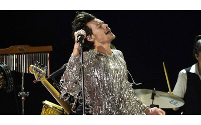 Harry Styles d una sberla di cinque minuti con Aperture e ricorda quando Papa Leone stato eletto Mi stavo tagliando i capelli e sono corso in Vaticano