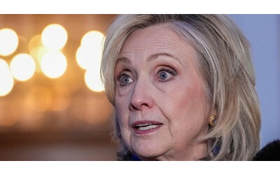 Hillary Clinton sbotta durante la deposizione sugli Esptein files batte i pugni sul tavolo e se ne va