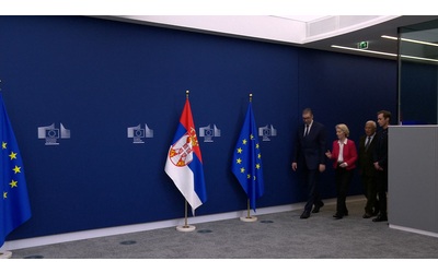 Ho appena ricevuto un messaggio da Mosca il fuorionda del presidente serbo che imbarazza von der Leyen Video