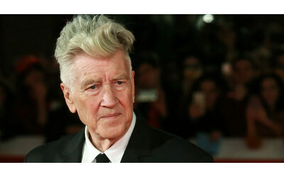 “Ho bisogno dell’ossigeno per camminare in casa. Fumo da quando avevo 8 anni. È un prezzo alto da pagare”: lo sfogo del regista David Lynch