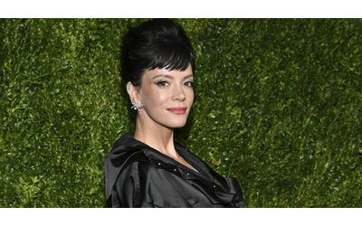 “Ho difficoltà economiche per il divorzio. Ho dovuto fare un disco per soldi e mantenere due figli. Il mio ex marito? Era infedele”: Lily Allen vuota il sacco