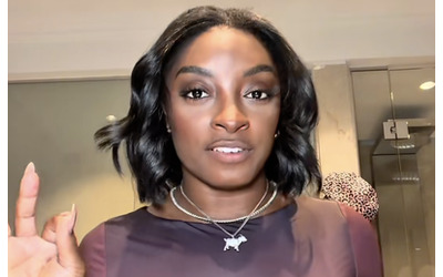 Ho fatto 3 interventi di chirurgia plastica e 2 di questi non li indovinereste mai cos Simone Biles Un fan rilancia Seno il sedere e lifting agli occhi VIDEO