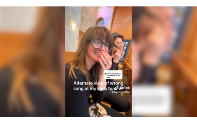 “Ho messo su la playlist sbagliata al funerale di mio padre”: incidente durante la funzione, i parenti non riescono a trattenere le risate