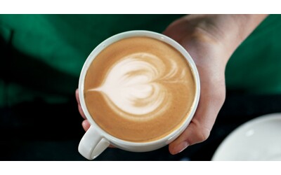 “Ho pagato 8 euro per un cappuccino e un cornetto”: lo sfogo di una cliente per il “prezzo eccessivo” della sua colazione