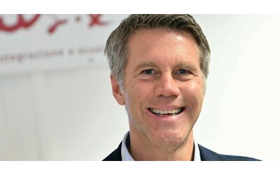 “Ho parlato con il governo Meloni e con il Vaticano, sono d’accordo nel concedere il rientro delle salme di mio nonno e mia nonna. Il ritorno in politica? Non lo escludo”: così Emanuele Filiberto di Savoia