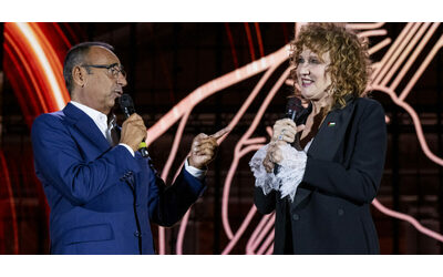 “Ho visto gente piangere per Pino Daniele”: Fiorella Mannoia padrona di casa dell’evento a Napoli. Emozioni con Giorgia, Emma, Elisa, Elodie e Mahmood