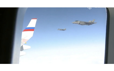 I caccia americani scortano l’aereo con a bordo il presidente Putin dopo il summit in Alaska