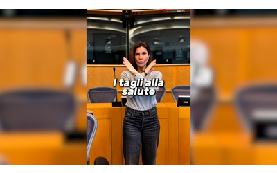 “I centri in Albania…che fastidio, il congedo non paritario…che fastidio”: l’eurodeputata del Pd usa la canzone di Ditonellapiaga per un lip sync polemico