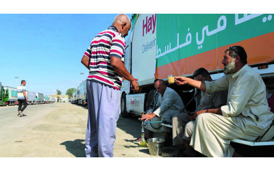 I coloni d’Israele bloccano i camion di aiuti per Gaza con l’aiuto dell’esercito: “Ci fornisce informazioni”| L’inchiesta del Guardian