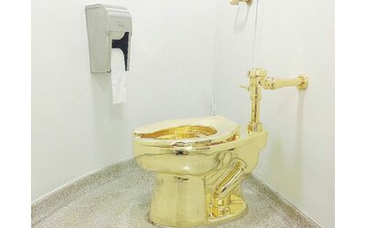 I due sopralluoghi, poi il furto in 5 minuti: “Tutto pianificato con cura, ma i ladri hanno fatto un errore”. Così è stato rubato il water di Cattelan