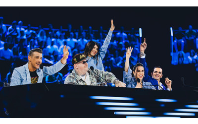 I giudici di X Factor 2025 si scatenano con il karaoke di Loretta Goggi, Orietta Berti e la Carrà – IL VIDEO