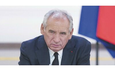 I governi di Francia e Giappone cadono all’unisono: eventi geopolitici emblematici per Cina e Russia