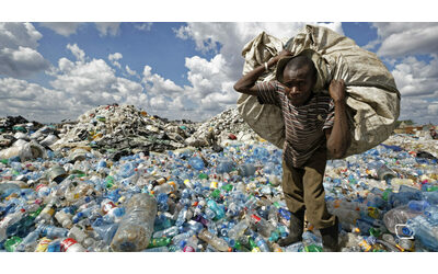 I leader del mondo non vogliono fermare l’invasione della plastica: negoziati verso il fallimento, tra lo stop Usa e 200 lobby al tavolo