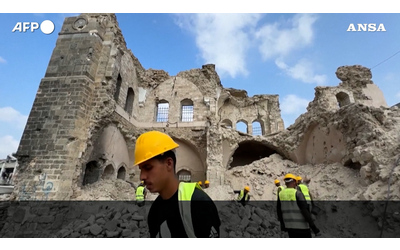 I palestinesi restaurano la fortezza storica di Gaza distrutta dai bombardamenti di Israele Video