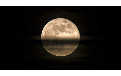 Il 1 maggio arriva la “microluna” dei Fiori: ecco perché è la più piccola ma anche la più “potente” dell’anno