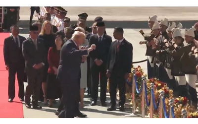 Il  ballo  del presidente Trump al suo arrivo  in  Malesia  il video all   aeroporto di Kuala Lumpur