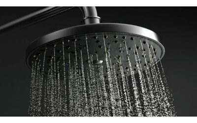 “Il buio parla al cervello”: ecco cos’è il darkshowering e perché dovreste provare a fare la doccia con la luce spenta