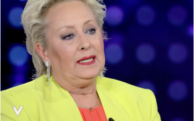 “Il cancro è tornato per la terza volta. L’ho scoperto quando la mia cagnolina saltava sul seno sinistro. Ho fatto trenta radioterapie”: lo rivela Carolyn Smith