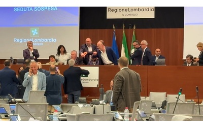Il centrodestra in Lombardia blocca il Consiglio per la caccia sui valichi, l’opposizione occupa i banchi della presidenza: “È la vostra priorità?”