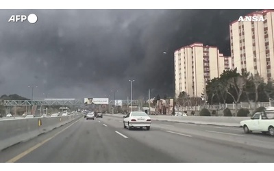 Il cielo su Teheran nero dopo gli attacchi Usa Israele agli impianti petroliferi il video