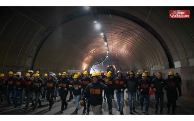 Il corteo degli operai Ilva a Genova le tensioni con la polizia e la stazione occupata Non saremo complici del governo Video