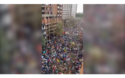 Il corteo per Gaza è infinito, centinaia di migliaia di persone invadono l’Harbour Bridge a Sidney – Video