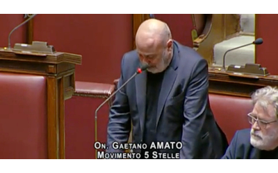 Il deputato M5s in lacrime per l’incidente di Castellammare di Stabia: “Chi doveva controllare? Salvini venga in Aula”