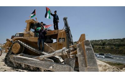 Il fondo sovrano norvegese esclude dai suoi investimenti Caterpillar: “Ruspe usate da Israele contro proprietà palestinesi”