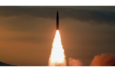 Il Giappone attiva l’allerta per un missile nordcoreano. Tokyo: “Ordine di evacuazione”. Seul conferma: “Razzo lanciato in mare”